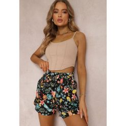 Czarne Szorty Amarhite. Czarne szorty Renee, bez wzorów, z dzianiny, wakacyjne. W wyprzedaży za 38.99 zł.