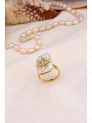 Pierres delicates Pozłacany pierścionek z masą perłową i cyrkoniami rozmiar: onesize. Białe pierścionki Pierres delicates, z cyrkonią, pozłacane. Za 65.54 zł.