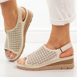 Beżowe sandały damskie na koturnie Vinceza 85213. Brązowe sandały VINCEZA, bez wzorów, z jeansu, casualowe, bez obcasa, na koturnie, bez zapięcia. Za 139.00 zł.