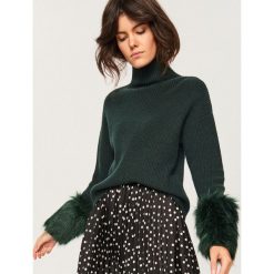 Sweter z futrzanym wykończeniem - Zielony. Swetry marki DOMYOS. W wyprzedaży za 99.99 zł.