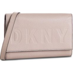 Torebka DKNY - R835A670 Warm Grey WG5. Brązowe listonoszki DKNY, bez wzorów, ze skóry, bez dodatków. W wyprzedaży za 349.00 zł.