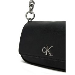 Torebka Calvin Klein Jeans. Czarne kopertówki Calvin Klein Jeans, bez wzorów, z jeansu, wizytowe, bez dodatków. Za 269.99 zł.