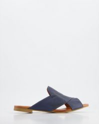 KLAPKI DAMSKIE 14612 NAVY. Niebieskie klapki Venezia, bez wzorów, ze skóry, bez obcasa, bez zapięcia. Za 129.00 zł.