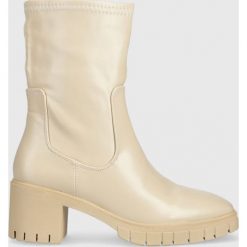 Answear Lab botki damskie kolor beżowy na słupku. Brązowe botki Answear Lab, bez wzorów, z gumy, bez obcasa, na obcasie, bez zapięcia. Za 299.99 zł.