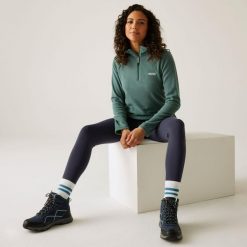 Damski lekki polar turystyczny Sweethart z zamkiem błyskawicznym do połowy. Zielone bluzy z polaru Regatta, bez wzorów, z polaru, trekkingowe. Za 117.15 zł.