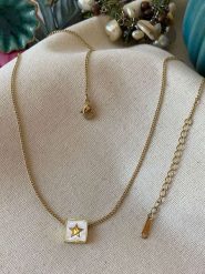 Luseera Pozłacany naszyjnik z elementem ozdobnym - dł. 45 cm rozmiar: onesize. Białe naszyjniki Luseera, z materiału, z perłą, pozłacane. Za 39.99 zł.