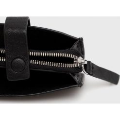 Marc O'Polo portfel skórzany damski kolor czarny. Czarne portfele Marc O'Polo, bez wzorów, z materiału. W wyprzedaży za 173.99 zł.
