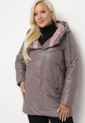 Jasnofioletowa Pikowana Kurtka z Asymetrycznym Suwakiem i Nieodpinanym Kapturem Erisettae. Fioletowe kurtki Born2be, xl, bez wzorów, z materiału. W wyprzedaży za 209.99 zł.