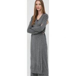 Twinset sukienka z domieszką wełny kolor szary midi prosta. Szare sukienki Twinset, na co dzień, l, bez wzorów, z dzianiny, bez kołnierzyka, bez ramiączek, midi, proste. W wyprzedaży za 479.99 zł.