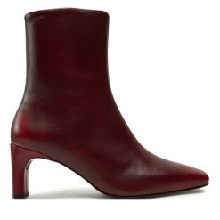 Botki Vagabond Shoemakers. Czerwone botki Vagabond Shoemakers, bez wzorów, bez obcasa, na słupku, bez zapięcia. Za 449.99 zł.