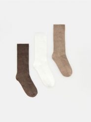 Długie skarpetki z wiskozą 3 pack - brązowy. Brązowe skarpetki Reserved, bez wzorów, z wiskozy. Za 39.99 zł.
