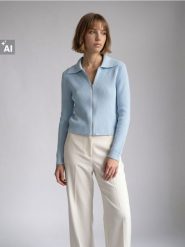 Krótki sweter z wiskozą i kołnierzem - błękitny. Niebieskie swetry Sinsay, l, bez wzorów, z wiskozy, bez ramiączek. Za 69.99 zł.
