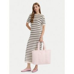 Torebka HUGO. Czerwone torebki klasyczne Hugo, bez wzorów, klasyczne, bez dodatków. Za 264.99 zł.