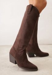 Brązowe Kozaki Kowbojki na Stożku z Gładką Cholewką z Imitacji Zamszu Halille. Brązowe kozaki Renee, bez wzorów, z materiału, z otwartym noskiem, bez obcasa, na obcasie, bez zapięcia. Za 199.99 zł.