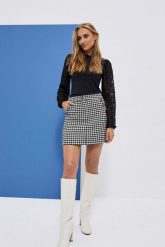 Elegancka bluzka z ażurowymi rękawami. Bluzki MOODO, xs, w ażurowe wzory, z elastanu, eleganckie, bez kołnierzyka, bez ramiączek. W wyprzedaży za 54.99 zł.