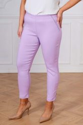 Lawendowe spodnie chinosy Nina z zamkami 7/8 PLUS SIZE XXL WIOSNA. Fioletowe chinosy Nasi partnerzy, bez wzorów, z elastanu, biznesowe, krótkie. Za 159.90 zł.