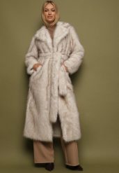 Jasnobeżowy Płaszcz Futerko z Wiązanym Paskiem Denella. Brązowe płaszcze Born2be, bez wzorów, z futra, eleganckie, bez kaptura. Za 419.99 zł.