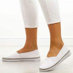Białe skórzane półbuty damskie Cambell 14317. Białe półbuty wsuwane Cambell, na wiosnę, w ażurowe wzory, z jeansu, boho, bez obcasa. Za 169.00 zł.