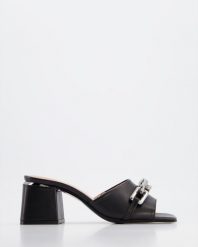 KLAPKI Z ŁAŃCUCHEM G0538481 BLACK. Czarne klapki Venezia, bez wzorów, ze skóry, bez obcasa, bez zapięcia. Za 219.00 zł.
