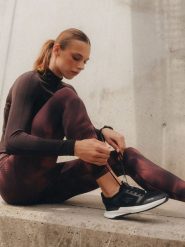 4F Buty treningowe na siłownię FAST_TRAINER damskie - czarne 37. Czarne buty treningowe 4f, bez wzorów, z gumy, bez zapięcia, na fitness i siłownię. Za 299.99 zł.