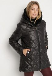 Czarna Pikowana Kurtka z Kapturem i Futrzaną Wyściółką Navea. Czarne kurtki Born2be, plus size, bez wzorów, z dzianiny, biznesowe, z kapturem. Za 179.99 zł.