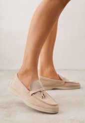 Ciemnobeżowe Mokasyny z Imitacji Zamszu z Ozdobnym Przeszyciem i Zawieszką Veleyra. Brązowe mokasyny Born2be, bez wzorów, z jeansu. Za 99.99 zł.