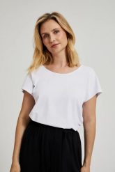 Bluzka z dekoltem plecach biała. Białe bluzki MOODO, xs, bez wzorów, bez kołnierzyka, bez ramiączek. W wyprzedaży za 24.99 zł.