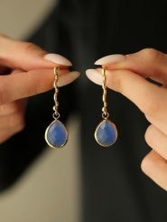 Pierres de Jade Pozłacane kolczyki-wkrętki z opalem rozmiar: onesize. Niebieskie kolczyki Pierres de Jade, z opalem, pozłacane. Za 93.07 zł.