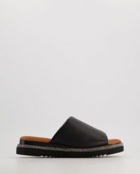 KLAPKI DAMSKIE 0137271 BLACK. Czarne klapki Venezia, bez wzorów, ze skóry, bez obcasa, bez zapięcia. Za 279.00 zł.