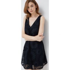 Desigual sukienka 22SWVW25 kolor czarny mini prosta. Czarne sukienki Desigual, na co dzień, l, bez wzorów, z materiału, bez kołnierzyka, bez ramiączek, mini, proste. W wyprzedaży za 274.99 zł.