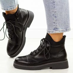 Czarne botki damskie Jezzi 2435-4. Czarne botki Jezzi, bez wzorów, ze skóry, eleganckie, bez obcasa, bez zapięcia. W wyprzedaży za 175.20 zł.