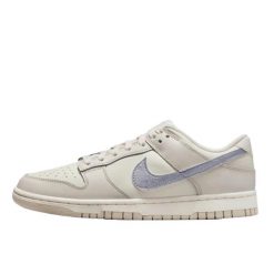 Buty do chodzenia damskie Nike Dunk Low Ess Trend. Brązowe buty treningowe Nike, bez wzorów, z materiału, bez zapięcia, trekkingowe. Za 773.50 zł.
