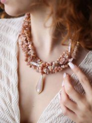 Pierres de Jade Pozłacany naszyjnik z elementami ozdobnymi - dł. 47 cm rozmiar: onesize. Różowe naszyjniki Pierres de Jade, z materiału, pozłacane. Za 86.99 zł.