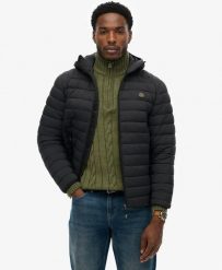 Superdry Kurtka Hooded Fuji Lite lekka z recyklingowanego nylonu. Czarne kurtki Superdry, m, bez wzorów, z materiału. Za 380.00 zł.
