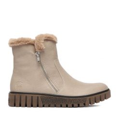 Botki Rieker. Brązowe botki Rieker, bez wzorów, bez obcasa, na płaskiej podeszwie, bez zapięcia. Za 389.99 zł.