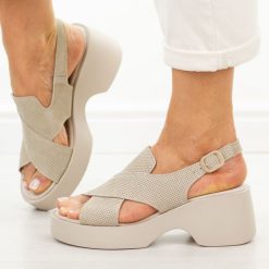 Beżowe skórzane sandały damskie na platformie S.Barski 7005. Brązowe sandały S.BARSKI, bez wzorów, z jeansu, casualowe, bez obcasa, na platformie, bez zapięcia. Za 249.00 zł.