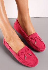 Fuksjowe Mokasyny z Cholewką przed Kostkę z Przeszyciami i Ozdobną Kokardką Yaledia. Czerwone mokasyny Renee, z aplikacjami, z jeansu. Za 69.99 zł.
