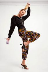 Spodnie dresowe VERSACE JEANS COUTURE. Spodnie dresowe Versace Jeans Couture, bez wzorów, z dresówki. W wyprzedaży za 794.47 zł.