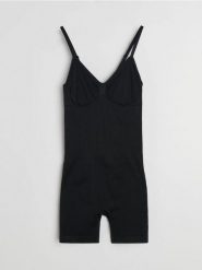 Bezszwowy kombinezon na ramiączkach z krótkimi nogawkami - czarny. Czarne kombinezony Sinsay, l, bez wzorów, bez kołnierzyka, bez ramiączek, krótkie. Za 49.99 zł.