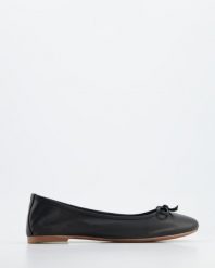 SKÓRZANE BALERINY 114660211 BLACK. Czarne baleriny Venezia, bez wzorów, ze skóry, bez obcasa, bez zapięcia. Za 169.00 zł.