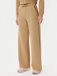 Guess Spodnie dresowe V5YB19 KBSL2 Beżowy Regular Fit. Brązowe spodnie dresowe Guess, z aplikacjami, z dresówki. Za 239.99 zł.