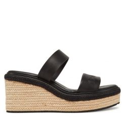 Klapki Calvin Klein. Czarne klapki Calvin Klein, bez wzorów, bez obcasa, bez zapięcia. Za 249.99 zł.