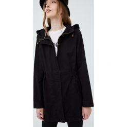 Brave Soul parka damska kolor czarny przejściowa. Czarne płaszcze Brave Soul, l, bez wzorów, z kapturem. Za 239.99 zł.