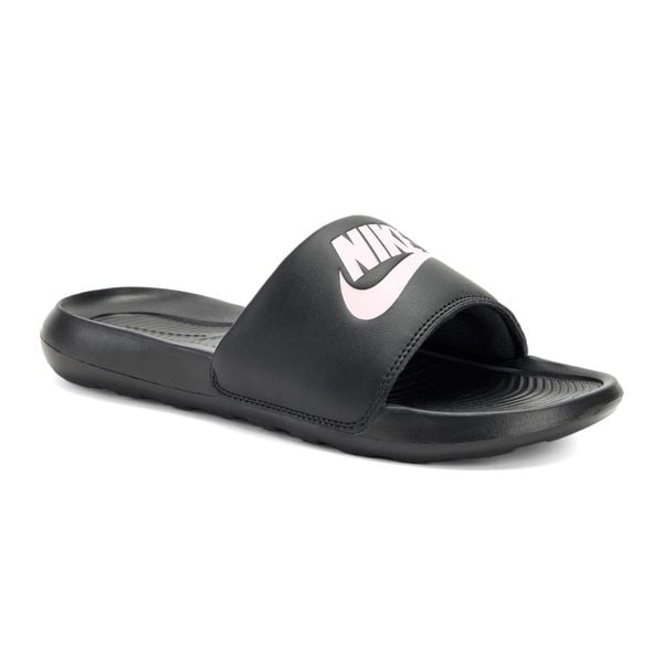 Klapki damskie Nike Victori One Slide. Czarne klapki Nike, bez wzorów, bez obcasa, bez zapięcia. Za 149.99 zł.