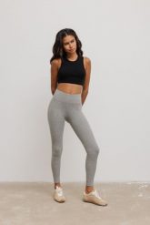 Legginsy damskie z prążkowanej dzianiny w kolorze DEEP GREY MELANGE- HIPS-L. Szare legginsy Marsala, bez wzorów, z bawełny, sportowe. Za 199.90 zł.