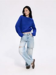 Sweter z obniżoną linią ramion - niebieski. Niebieskie swetry Reserved, l, bez wzorów, z dzianiny, bez ramiączek. Za 119.99 zł.