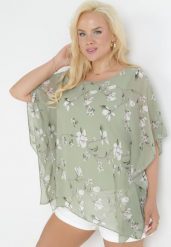 Zielona Bluzka w Kwiaty z Ozdobnym Rękawem Typu Nietoperz Lellia. Zielone bluzki Born2be, s, bez wzorów, eleganckie, bez kołnierzyka, bez ramiączek. Za 79.99 zł.