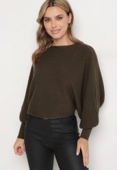 Ciemnozielony Sweter z Wiskozą Typu Nietoperz Sallindria. Zielone swetry Born2be, m, bez wzorów, z jeansu, eleganckie, bez ramiączek. W wyprzedaży za 59.49 zł.