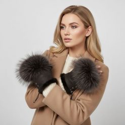 Mitenki LUKA-PELLI Rękawiczki Bez Palców Z Naturalnym Futrem Jenot Czekolada. Brązowe rękawiczki Luka-Pelli, bez wzorów. Za 249.00 zł.