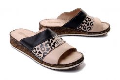 ARTIKER RELAKS 52C0972 czarno-beżowy, klapki damskie. Brązowe klapki Artiker Relaks, bez wzorów, ze skóry, bez obcasa, na koturnie, bez zapięcia. Za 209.90 zł.